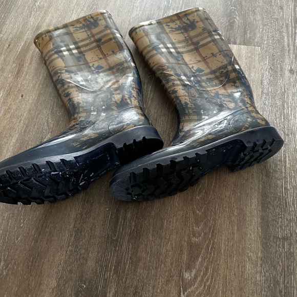 Pre owned size 40 blue check Burberry rain boots good condition - Picture 3 of 6